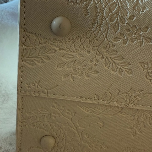 Betsey Johnson "skulltastic" 2 PC large skull tote and wristlet XOKIARA2 white - Picture 5 of 13